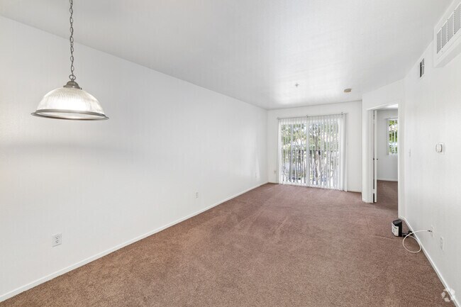 1BR, 1BA - 610SF - Living Room