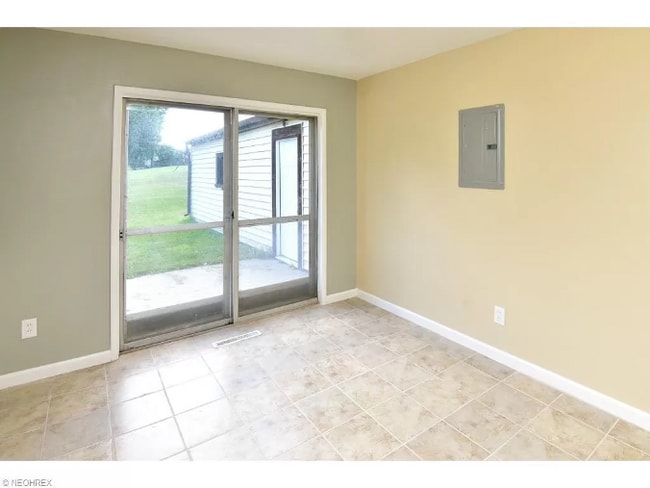 Photo - 25240 Sandhurst Rd