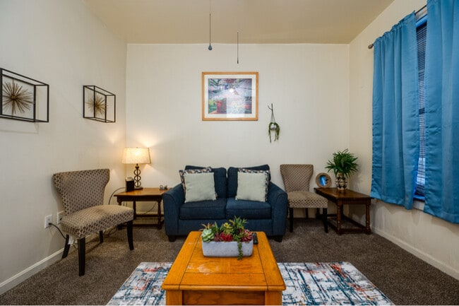 Photo - 612 W Market St Unidad 1st floor front