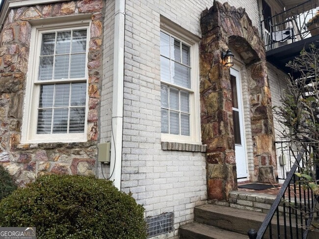 Building Photo - 1854 Virginia Ave Unit 2