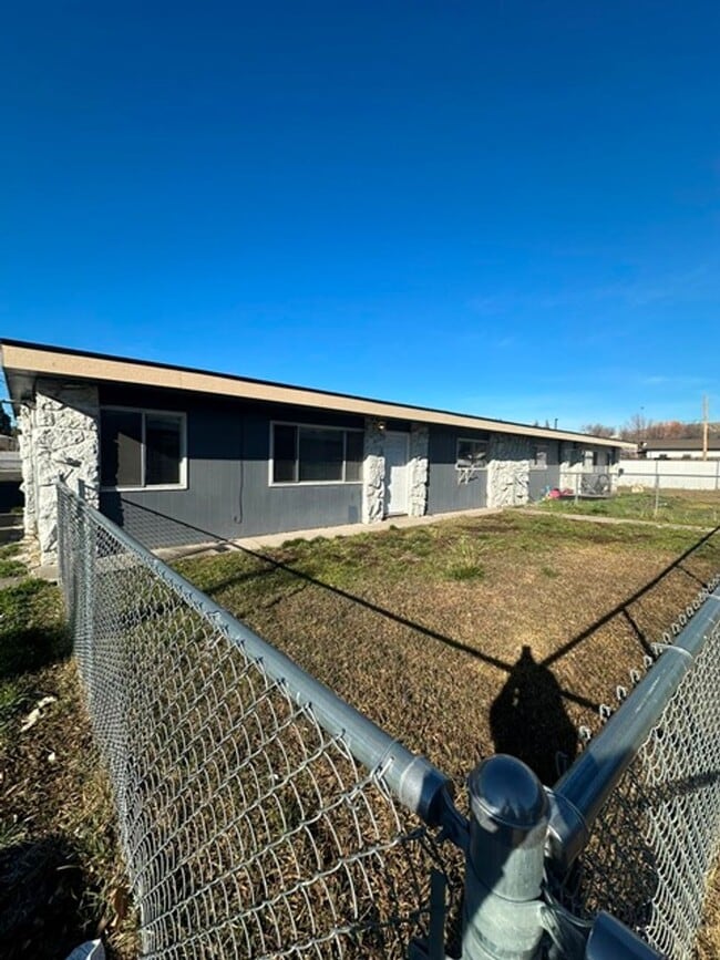 Building Photo - 3 Bedroom Duplex with Carport