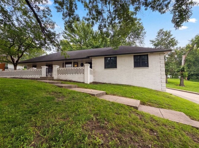 Photo - 4321 NW Briarcliff Ln