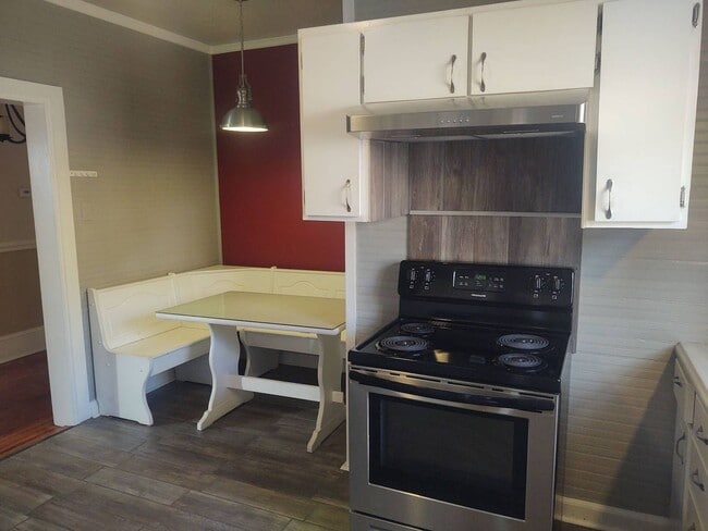 Photo - 4 bedroom 2 bathroom pet friendly house!