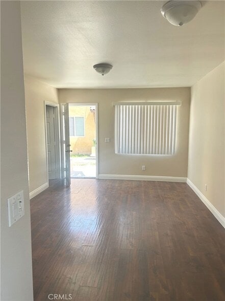 Photo - 626 W 59th Pl