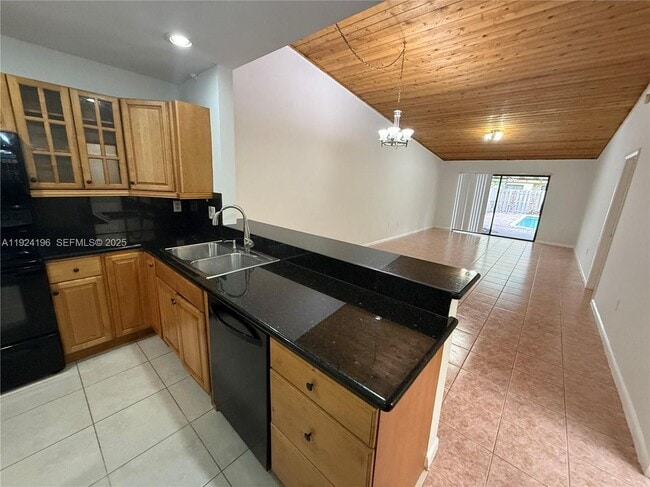 Building Photo - 3325 Oak Dr