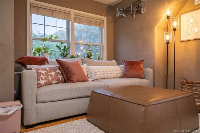 Building Photo - 160 Glenbrook Rd Unit 1A