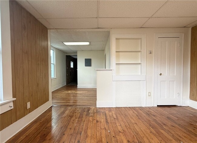 Photo - 402 E 2nd St