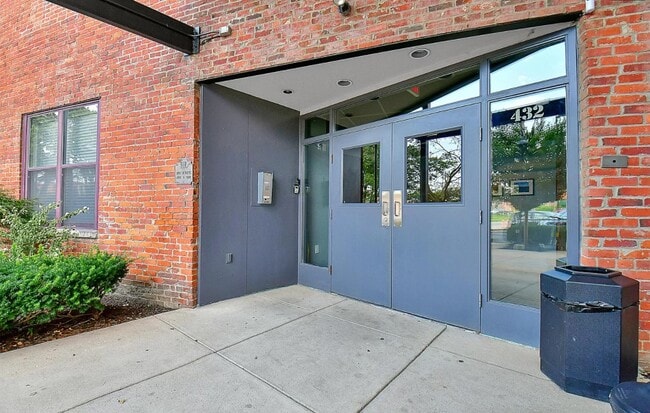 Front door to building - 432 E. Rich St Unit 4i