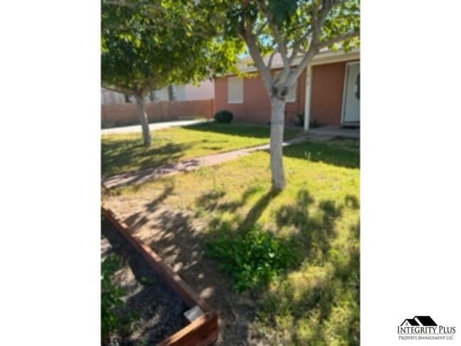 Building Photo - 4 bedroom, 2 bath