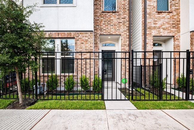 Photo - 710 Clark St