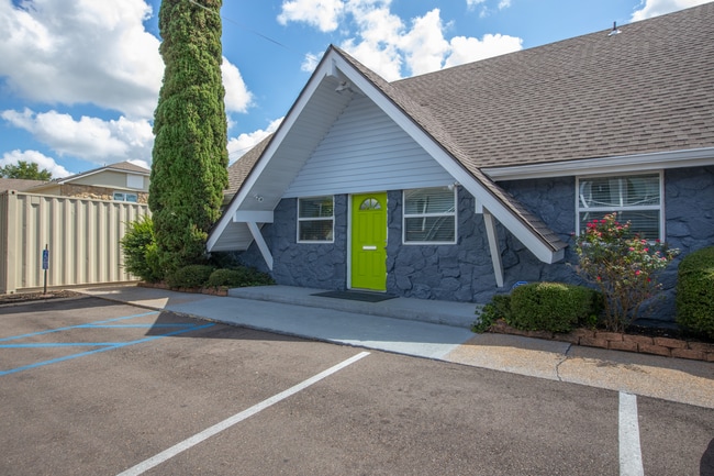 Building Photo - The Park at Queens Court Rental