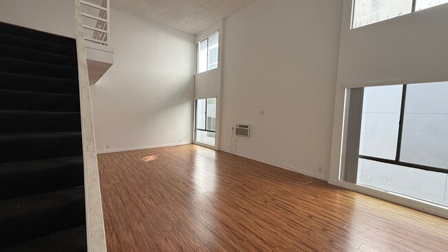 Photo - 7044 Hawthorn Ave Unit 303