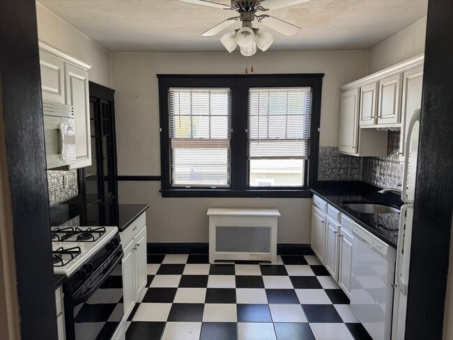 Building Photo - 106 Kenoza Ave Unit 5 Rental