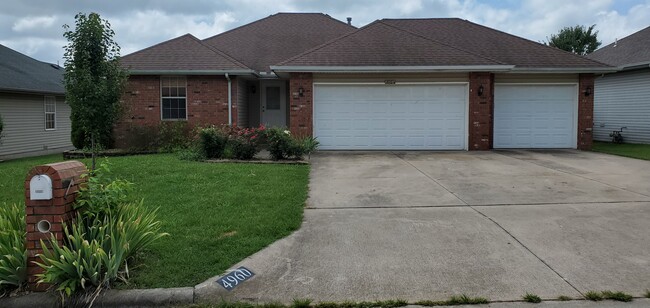 Big 3 Car garage with lots of flat driveway! - 4960 W Tarkio St House