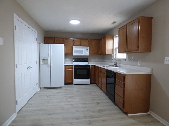 Photo - 338 E Oak St