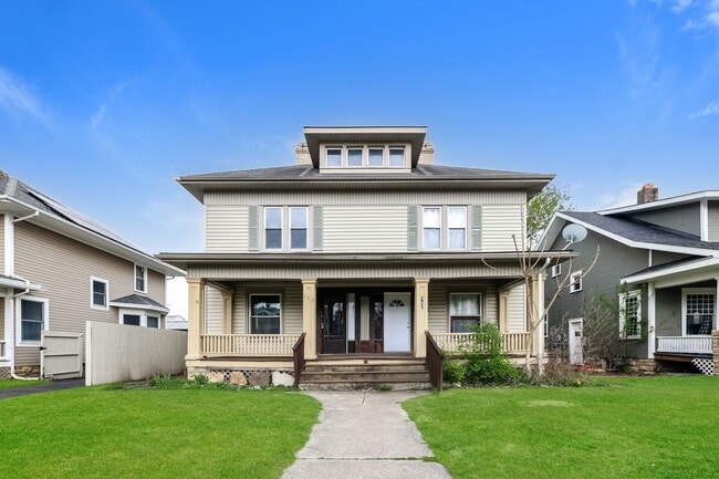 Building Photo - 557/559 E Madison Ave Unit 559