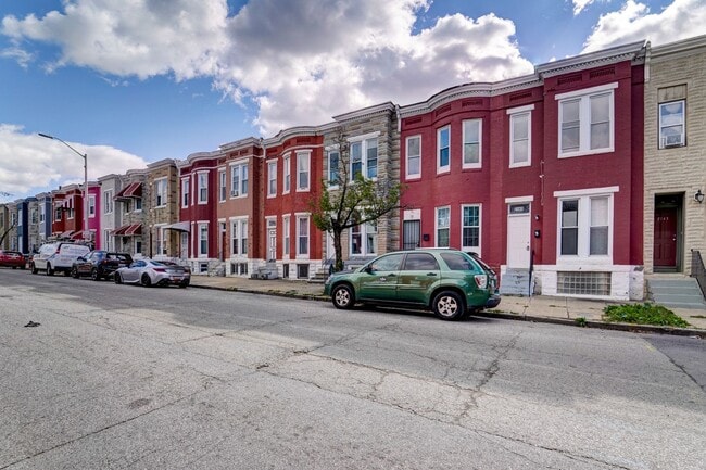 Building Photo - Beautifully Updated Townhome in Prime Loca...