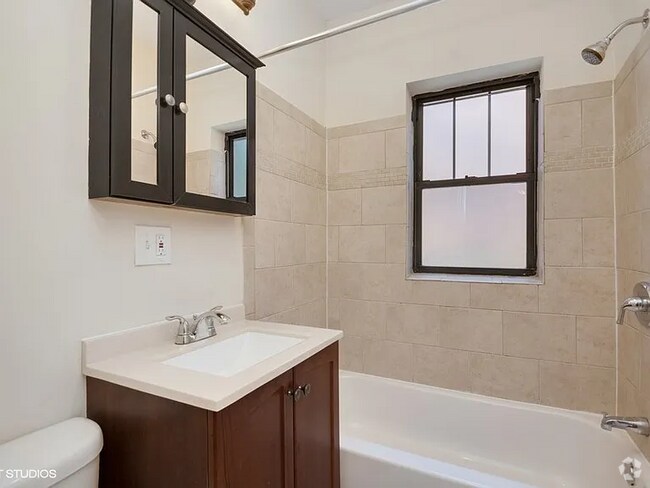 Building Photo - 622 W Cornelia Rental