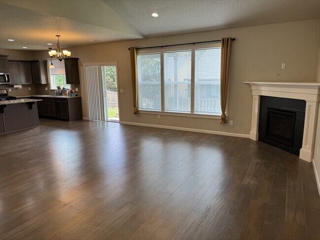Photo - 903 Riley Dr NE