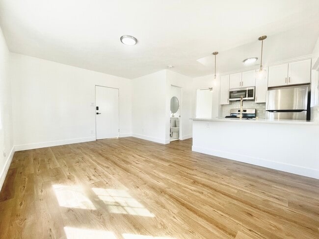 Building Photo - 3013 London St Unit 1/4 Rental