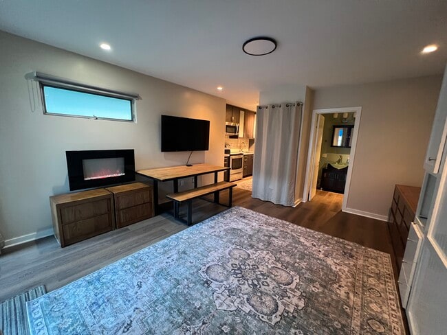 Building Photo - 835 N Kenter Ave Unit n/a