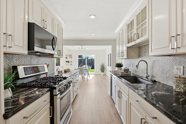 Photo - 4498 Ladner St