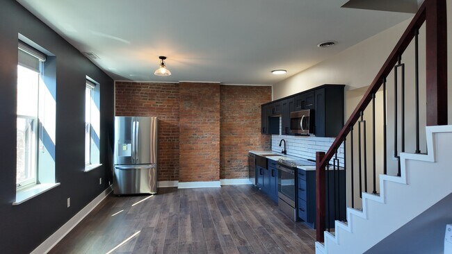 Building Photo - Stylish 1-Bed Loft with Bonus Space in OTR – In-Unit Laundry! Unit 3