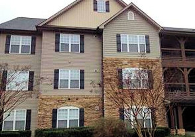 Great upper level condo convenient to ever... - Great upper level condo convenient to ever...