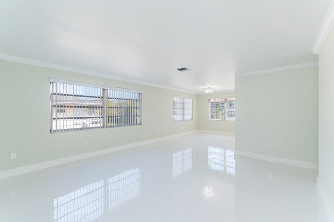 555 S Luna Ct Hollywood, FL 33021