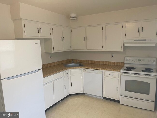 Photo - 615 Silver Ct