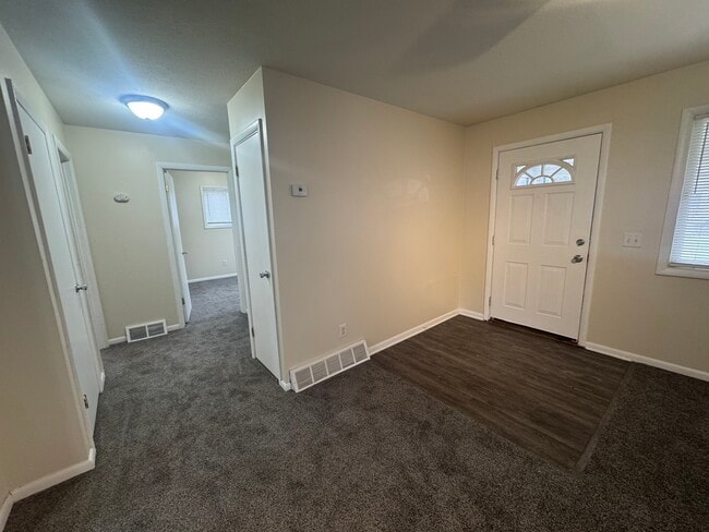 Photo - 1325 Vermont Pl NE