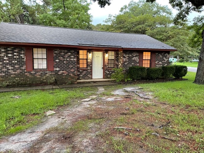 Building Photo - 3 Bedroom 1 Bath  Corner lot Rental