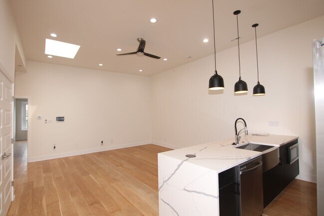 Newly renovated 2 bed with 2 offices apart... - Newly renovated 2 bed with 2 offices apart... Apartment Unit 4