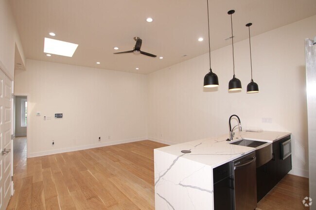 Building Photo - Newly renovated 2 bed with 2 offices apart... Unit 4 Rental