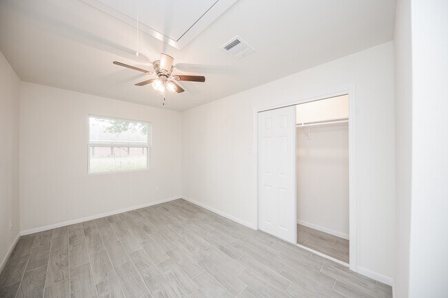 Photo - 5040 Mallow St