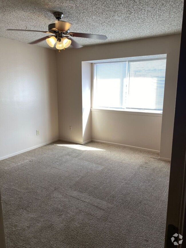 Building Photo - 2 bedroom 2 bath town home in a gated comm...