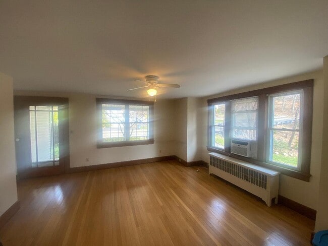 Chestnut Trim! - 107 Garside Ave Unidad #1