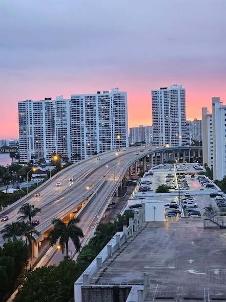 Photo - 19201 Collins Ave Unidad 1036