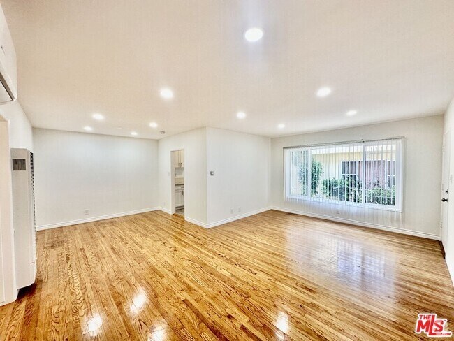 Building Photo - 1108 S Sherbourne Dr Unit 1 Rental
