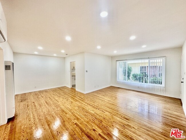 Building Photo - 1108 S Sherbourne Dr Unit 1 Rental
