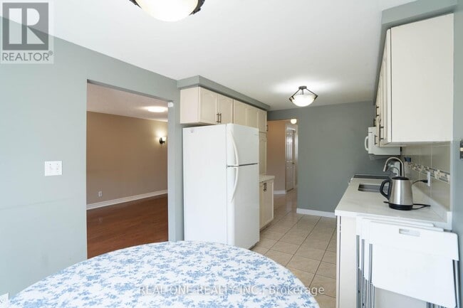 Photo - 407 Downsview Pl