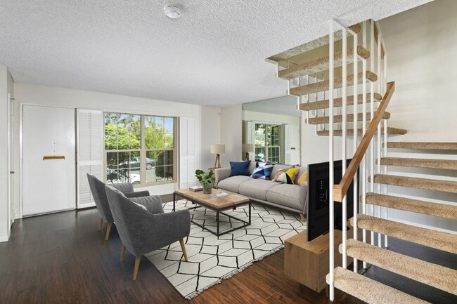 Building Photo - Stunning townhouse in La Jolla / North UTC area