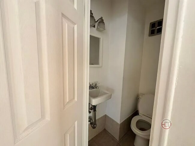 Photo - 1027 Throgmorton Ave