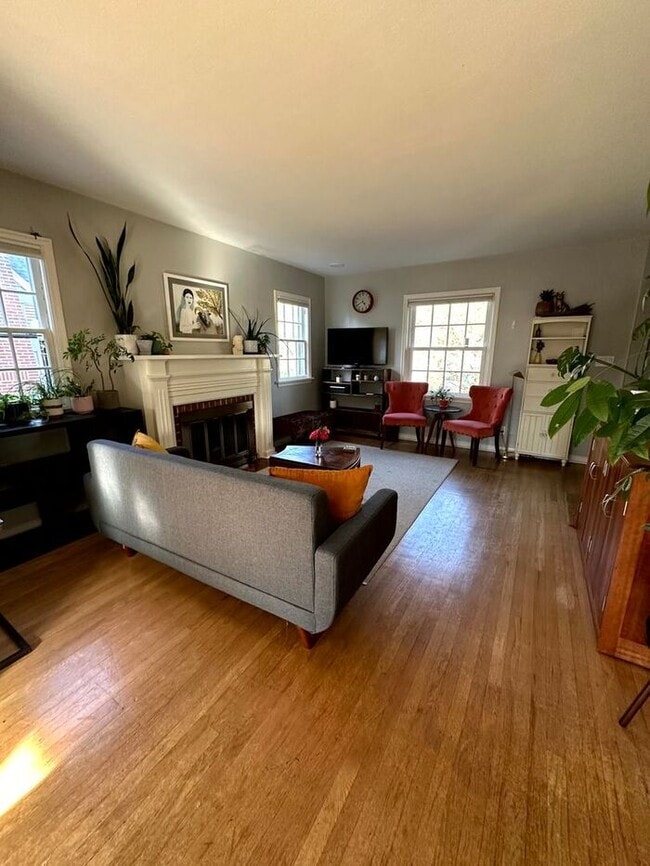 Photo - Charming Fully Furnished Bungalow Rental with Modern Amenities in Roseway!