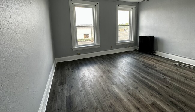 Photo - 607 E 5th St