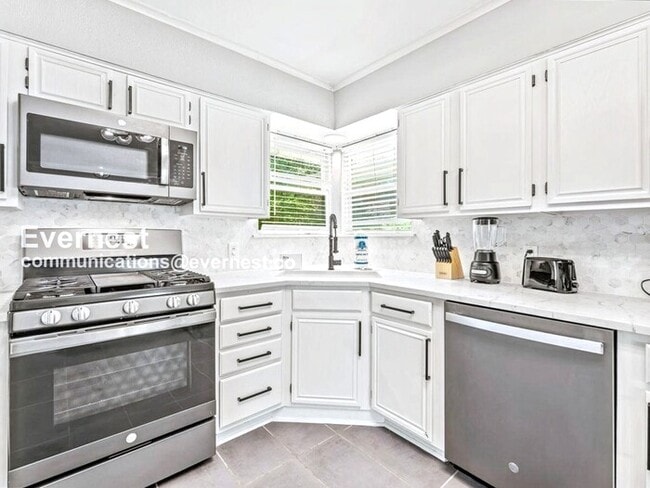 Photo - 8633 Westglen Dr