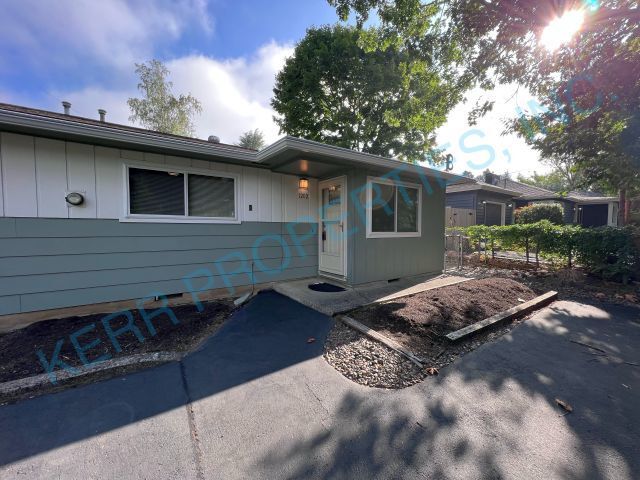 Photo - Discover Cozy Living at 1202 SE Roberts Avenue: Charming 2-Bedroom Duplex with Full Bath in Gresham!