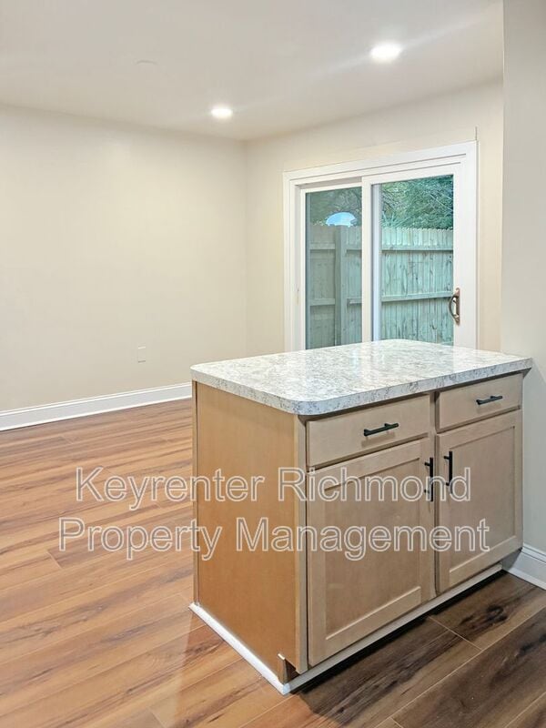 Photo - 735 Pleasant St