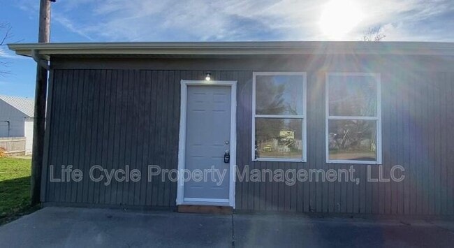 Building Photo - 2921 Depot St Unit B