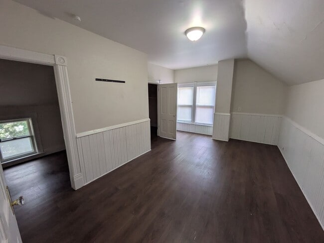 Building Photo - Clark St Unit Upper Rental